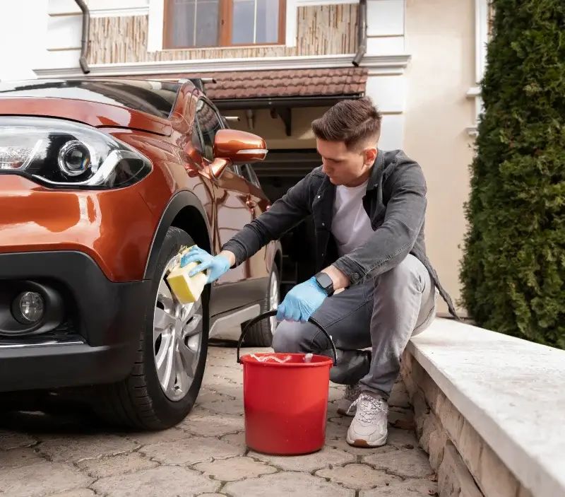 Lavage auto à domicile Saint-Nicolas-de-Bourgueil : professionnel intervenant sur un véhicule
